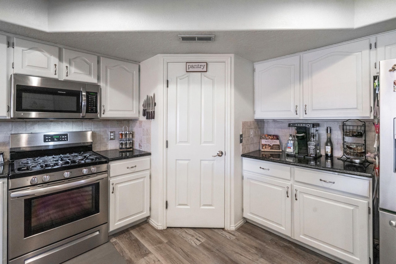 695 N Daybreak DR St George, UT 84770 home for sale, MLS#25-266355 - Erika Rogers Photo 4