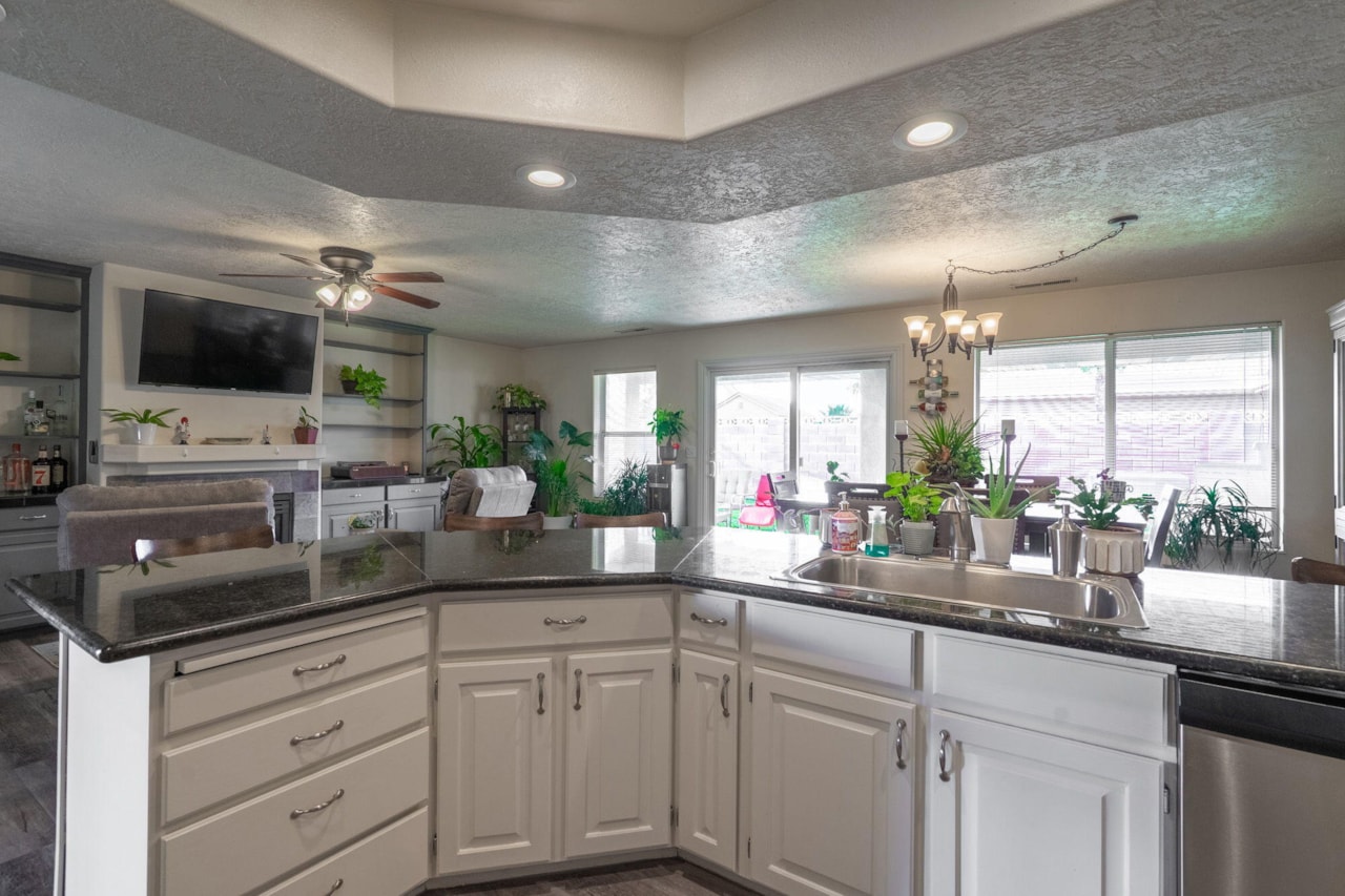 695 N Daybreak DR St George, UT 84770 home for sale, MLS#25-266355 - Erika Rogers Photo 8