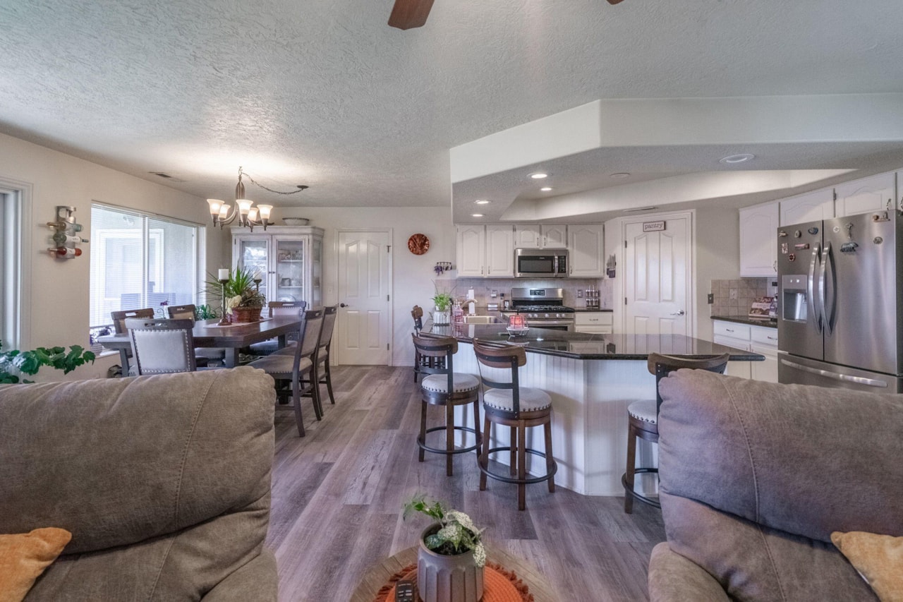 695 N Daybreak DR St George, UT 84770 home for sale, MLS#25-266355 - Erika Rogers Photo 12