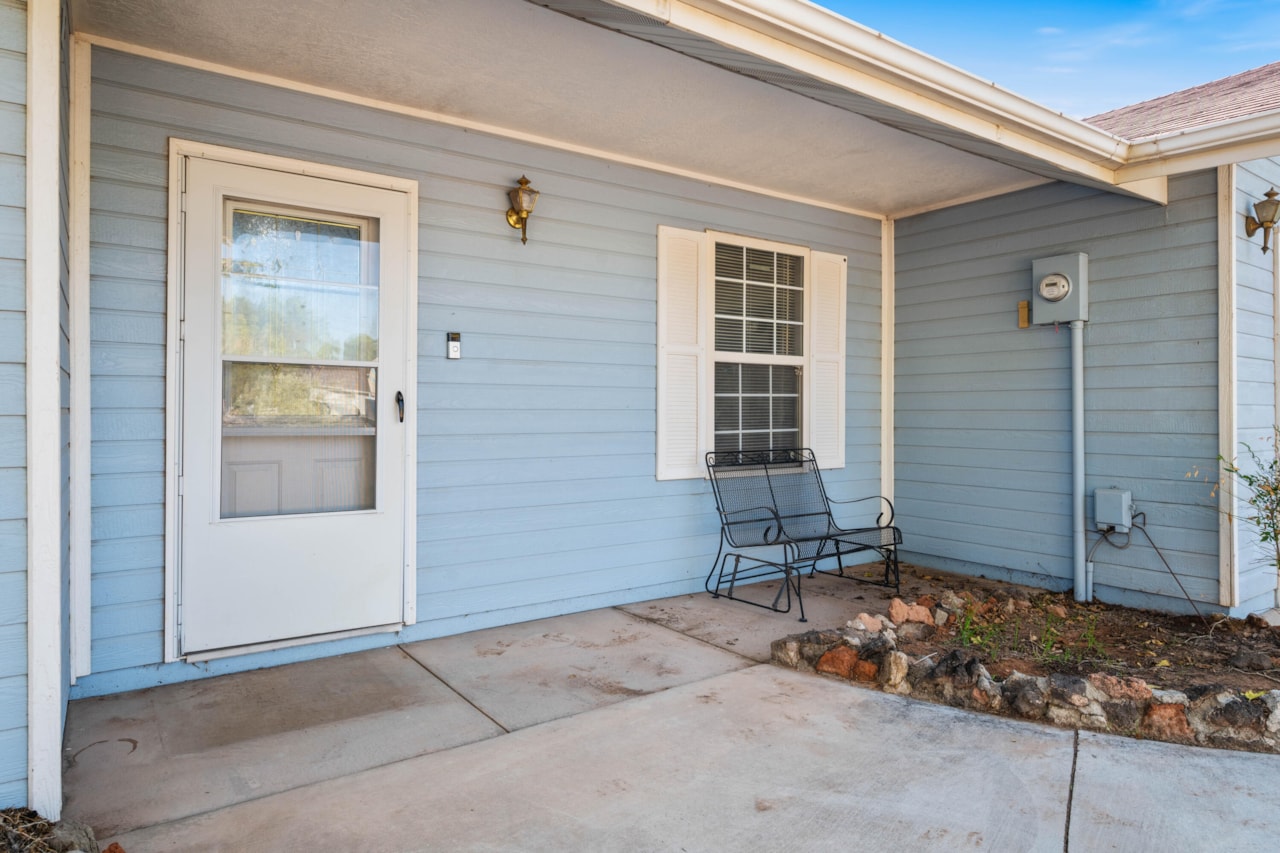 2095 S Solana CIR Washington, UT 84780 home for sale, MLS#25-266361 - Erika Rogers Photo 2