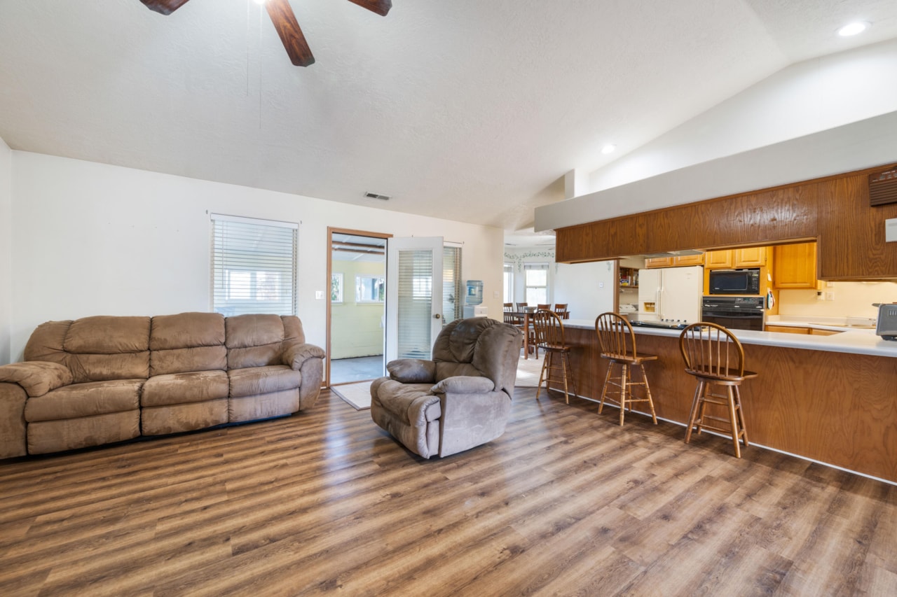 2095 S Solana CIR Washington, UT 84780 home for sale, MLS#25-266361 - Erika Rogers Photo 4