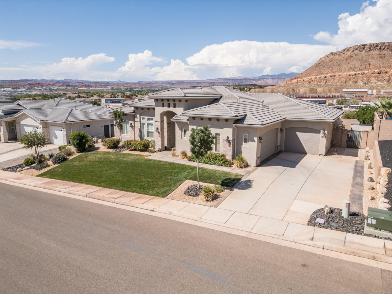 1229 E Black Brush DR Washington, UT 84780 home for sale, MLS#25-264935 - Erika Rogers Photo 3