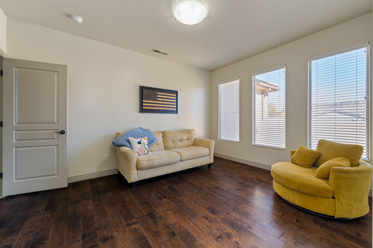 3314 S Noble DR Washington, UT 84780 home for sale, MLS#25-266418 - Erika Rogers Photo 6