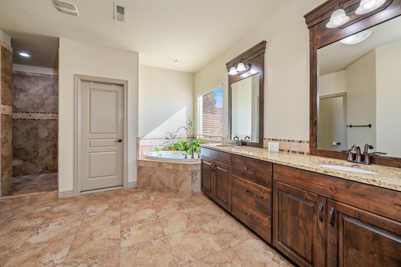 3314 S Noble DR Washington, UT 84780 home for sale, MLS#25-266418 - Erika Rogers Photo 19