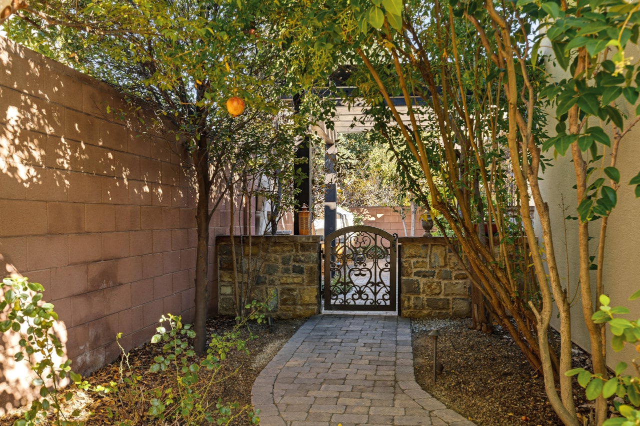 2426 E Springs DR St George, UT 84790 home for sale, MLS#25-266295 - Erika Rogers Photo 23