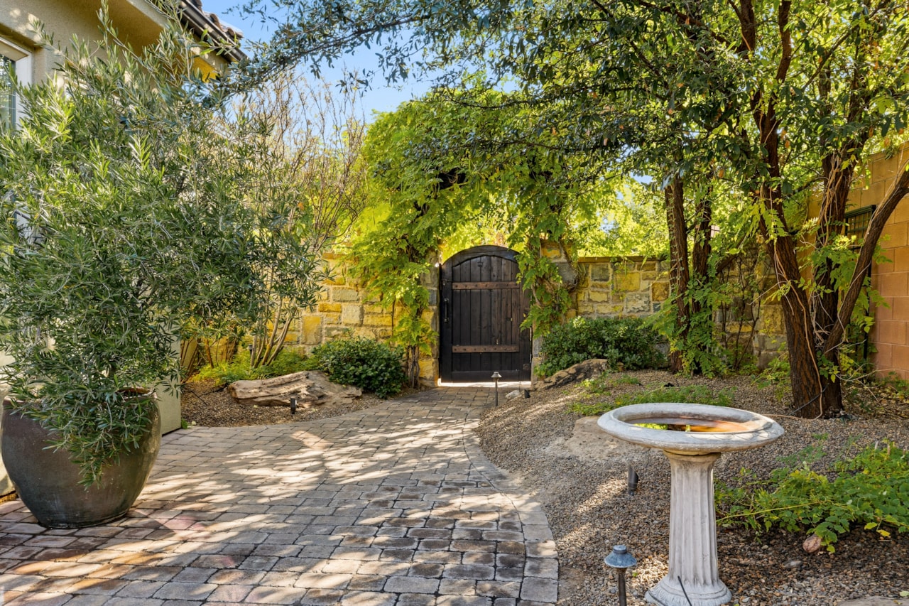 2426 E Springs DR St George, UT 84790 home for sale, MLS#25-266295 - Erika Rogers Photo 28