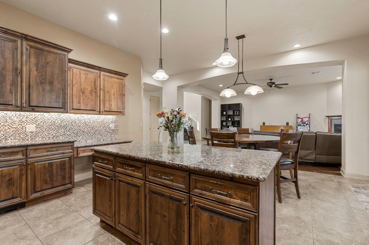 1246 W 300 ST N St George, UT 84770 home for sale, MLS#25-266434 - Erika Rogers Photo 16