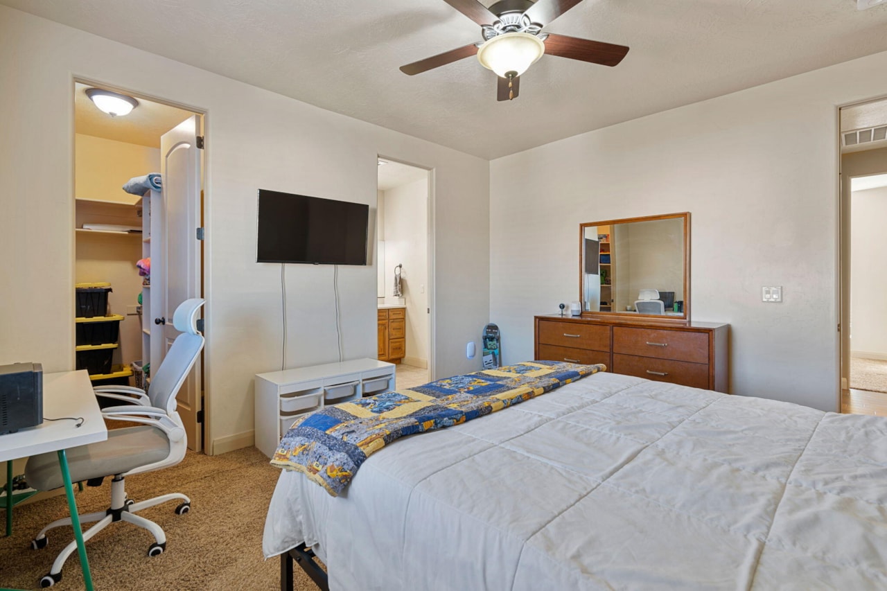 1246 W 300 ST N St George, UT 84770 home for sale, MLS#25-266434 - Erika Rogers Photo 31