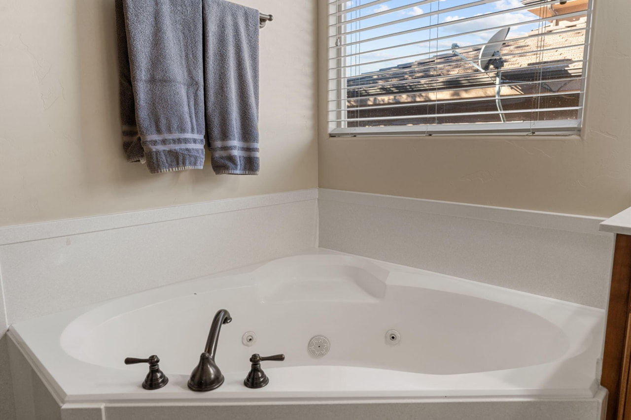 1246 W 300 ST N St George, UT 84770 home for sale, MLS#25-266434 - Erika Rogers Photo 41