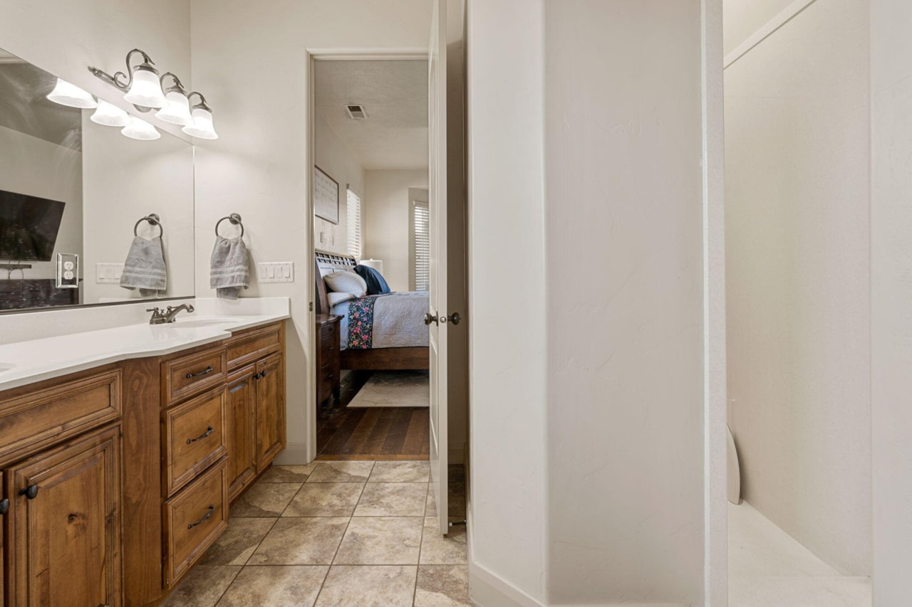 1246 W 300 ST N St George, UT 84770 home for sale, MLS#25-266434 - Erika Rogers Photo 42