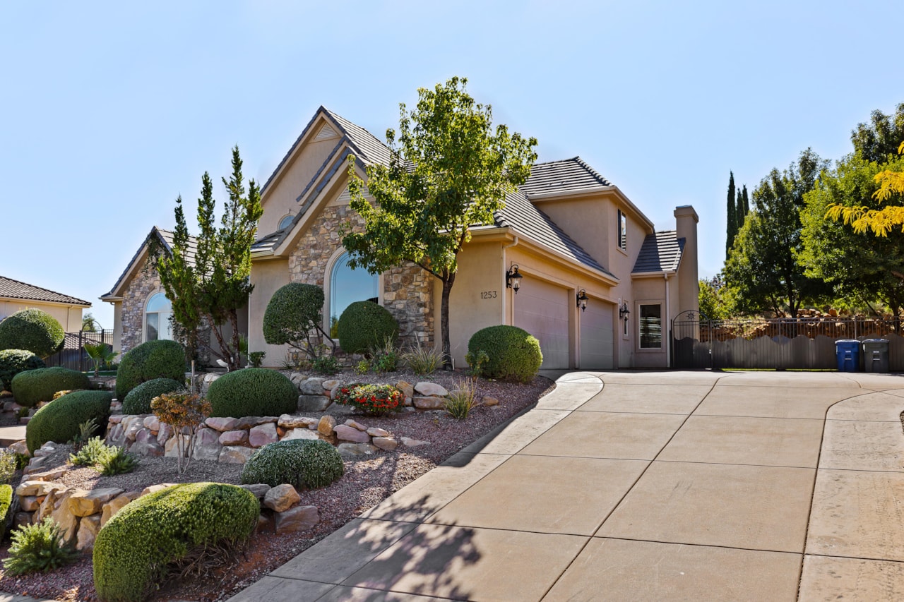 1253 W Lexington ST Washington, UT 84780 home for sale, MLS#25-266497 - Erika Rogers Photo 2