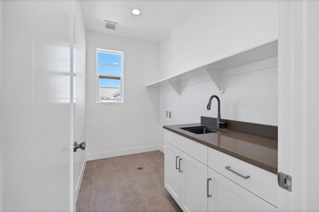 3569 S Turin LN St George, UT 84790 home for sale, MLS#25-266519 - Erika Rogers Photo 24