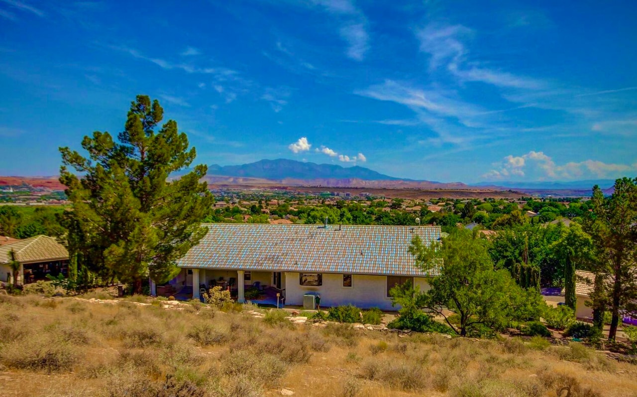 2340 S Guardian CIR St George, UT 84790 home for sale, MLS#25-266495 - Erika Rogers Photo 8