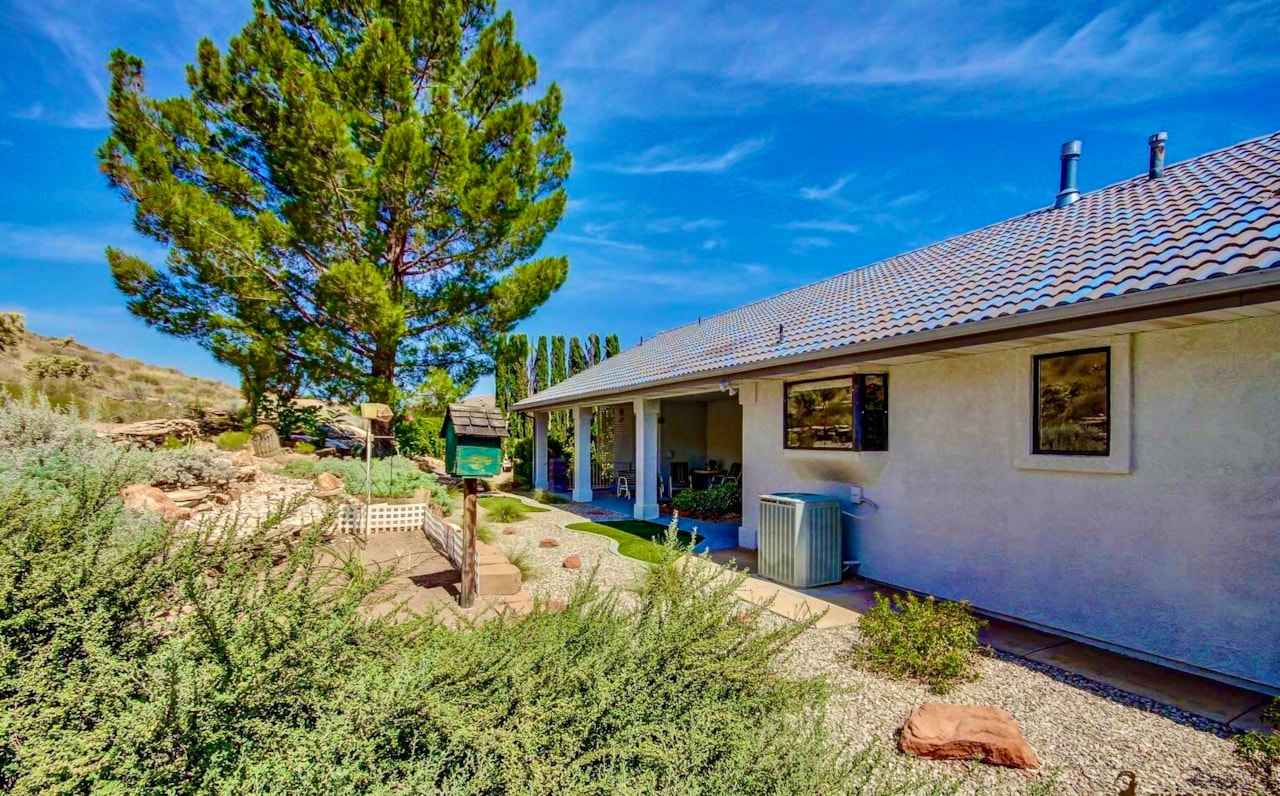 2340 S Guardian CIR St George, UT 84790 home for sale, MLS#25-266495 - Erika Rogers Photo 9