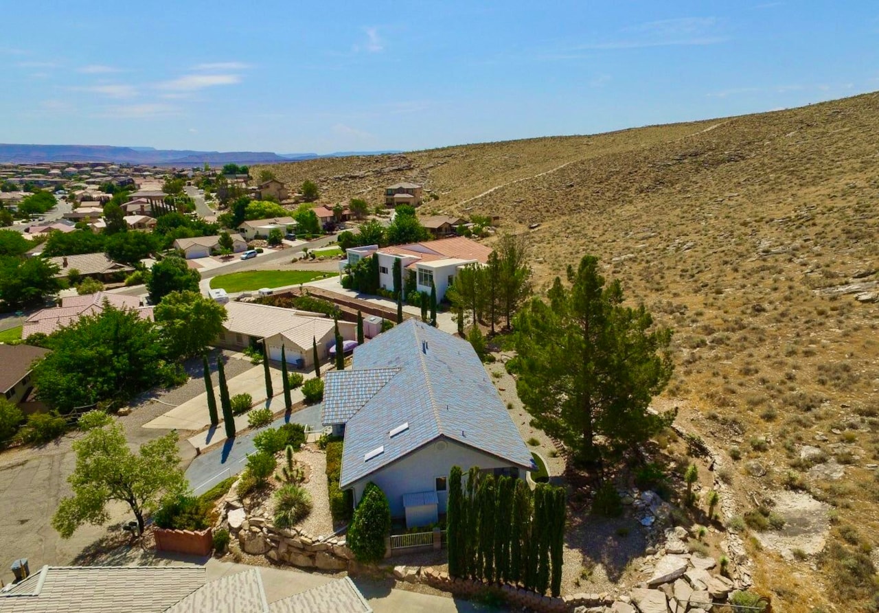 2340 S Guardian CIR St George, UT 84790 home for sale, MLS#25-266495 - Erika Rogers Photo 12