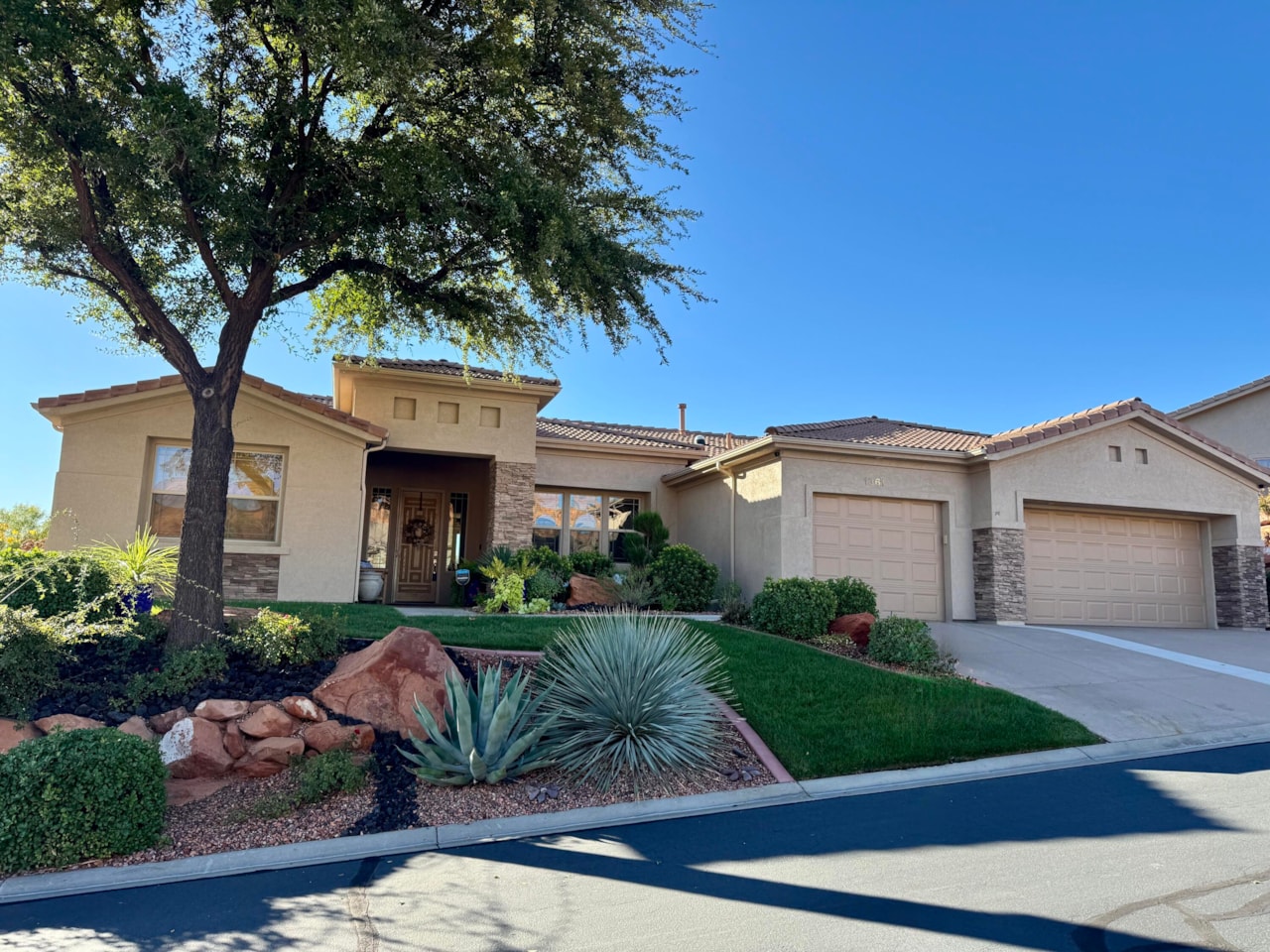 1361 W Red Butte Dr DR Washington, UT 84780 home for sale, MLS#25-266619 - Erika Rogers