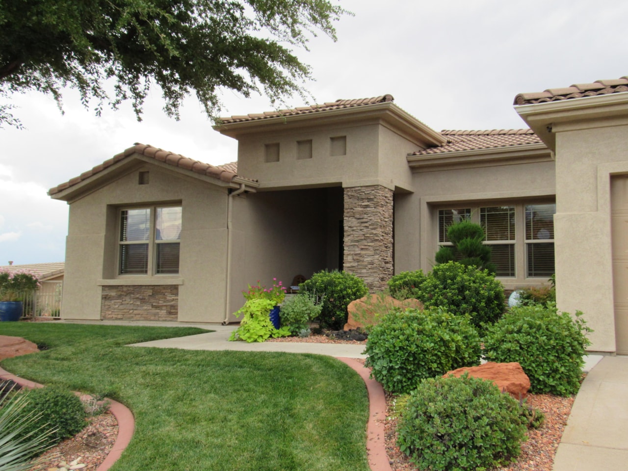 1361 W Red Butte Dr DR Washington, UT 84780 home for sale, MLS#25-266619 - Erika Rogers Photo 2