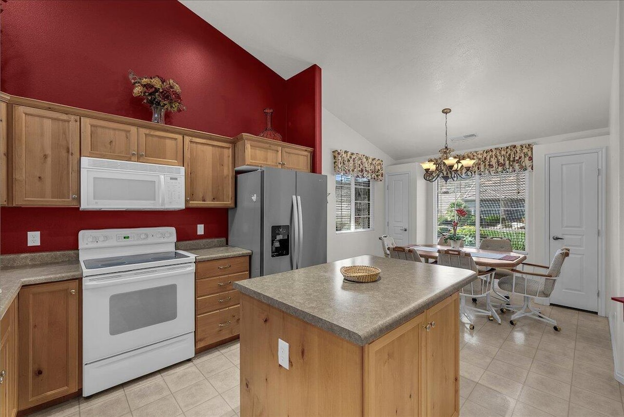 145 N Mall DR #57 St George, UT 84790 home for sale, MLS#25-266617 - Erika Rogers Photo 6