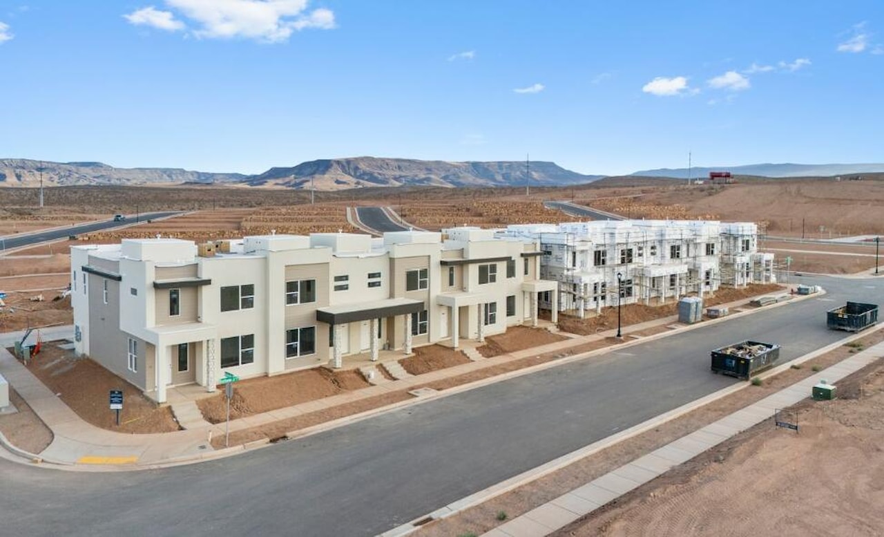 909 W Boxthorn DR #1425 St George, UT 84790 home for sale, MLS#25-266787 - Erika Rogers Photo 3