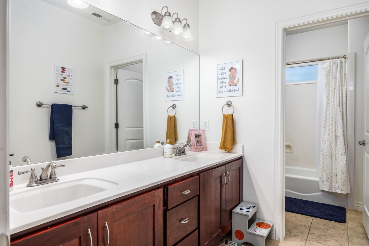 2442 E Mountain Ledge St George, UT 84790 home for sale, MLS#25-265250 - Erika Rogers Photo 21