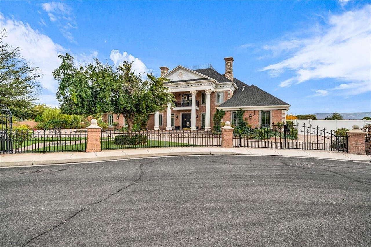 3763 Carribbean CIR St George, UT 84790 home for sale, MLS#25-266820 - Erika Rogers Photo 3