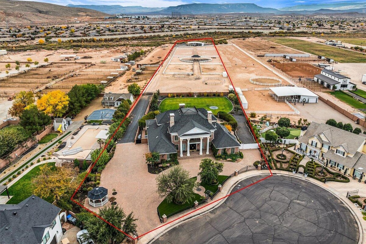 3763 Carribbean CIR St George, UT 84790 home for sale, MLS#25-266820 - Erika Rogers Photo 2