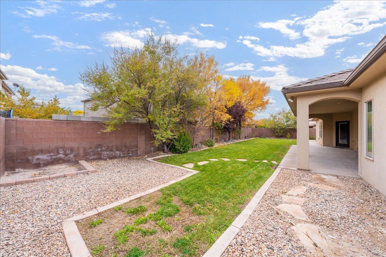 2866 E Carmine DR St George, UT 84790 home for sale, MLS#25-266829 - Erika Rogers Photo 50