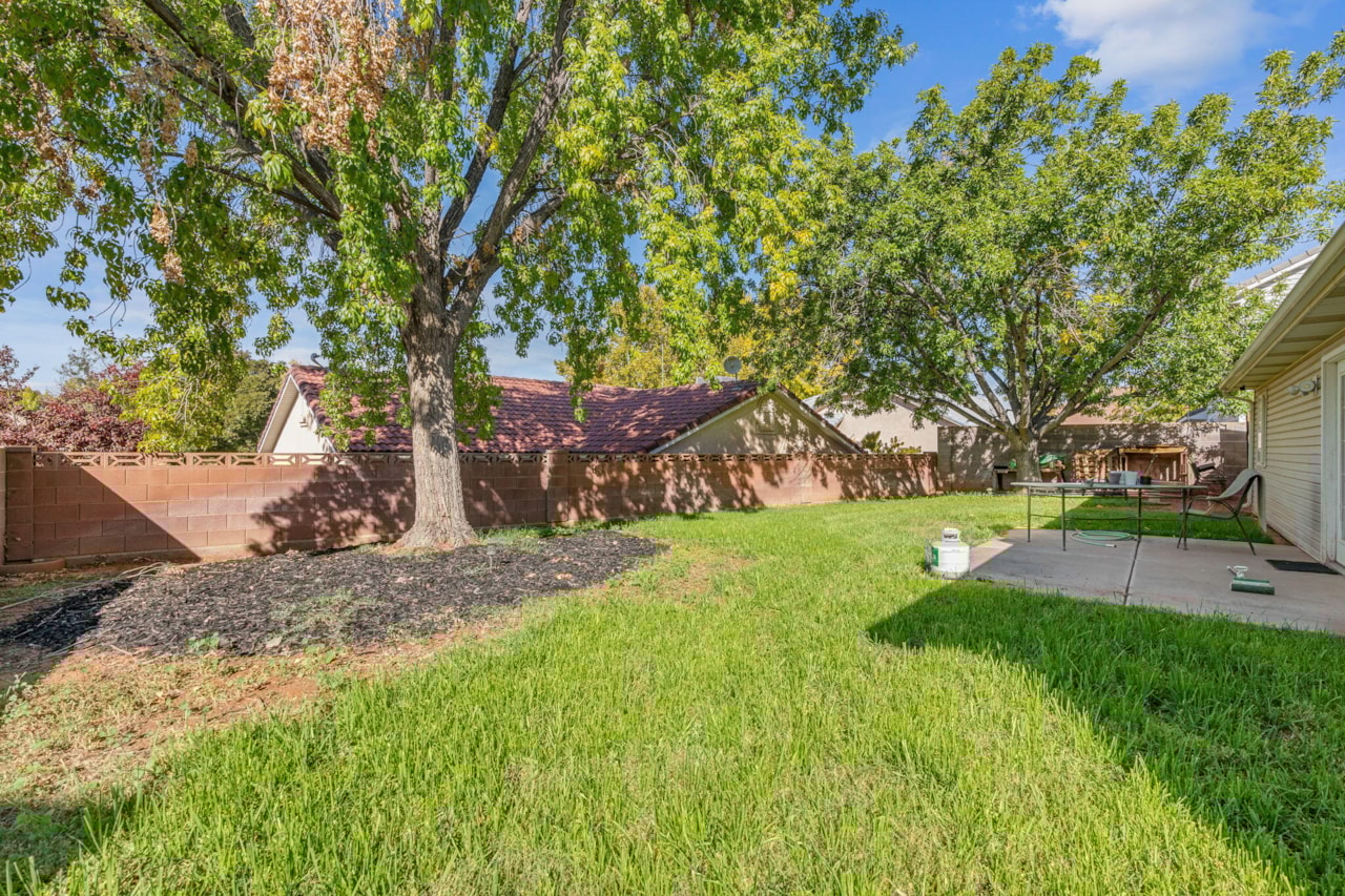 1305 N Royal CIR St George, UT 84770 home for sale, MLS#25-266846 - Erika Rogers Photo 28