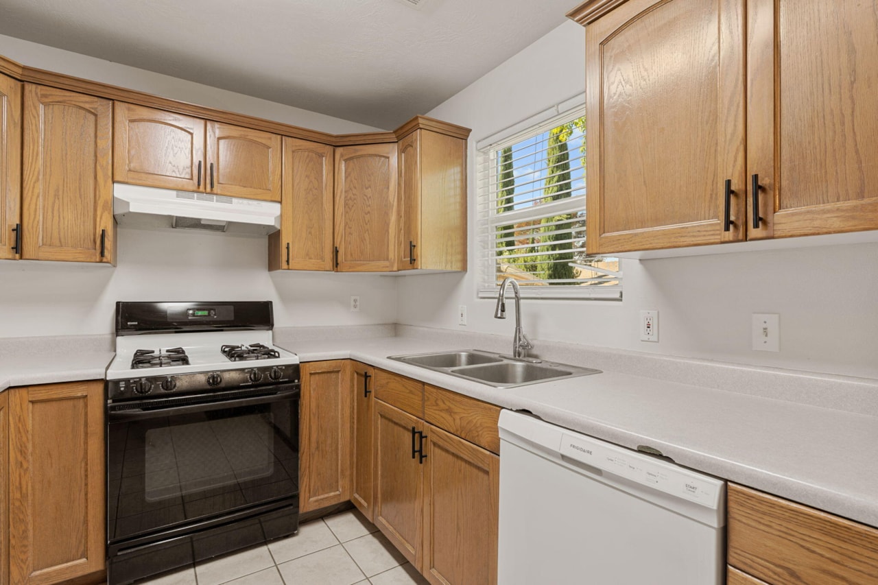 1305 N Royal CIR St George, UT 84770 home for sale, MLS#25-266846 - Erika Rogers Photo 13