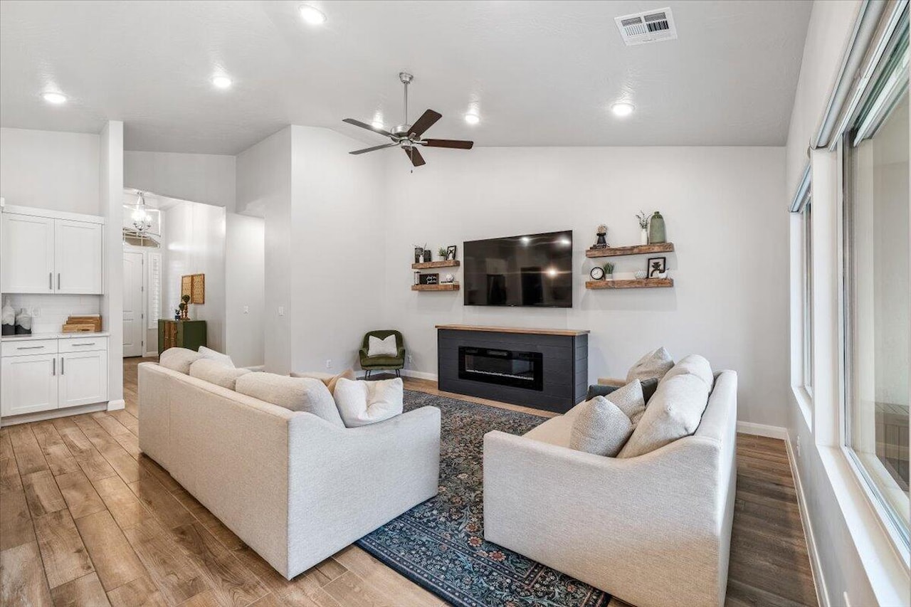 520 S Mirage DR Washington, UT 84780 home for sale, MLS#25-266881 - Erika Rogers Photo 8