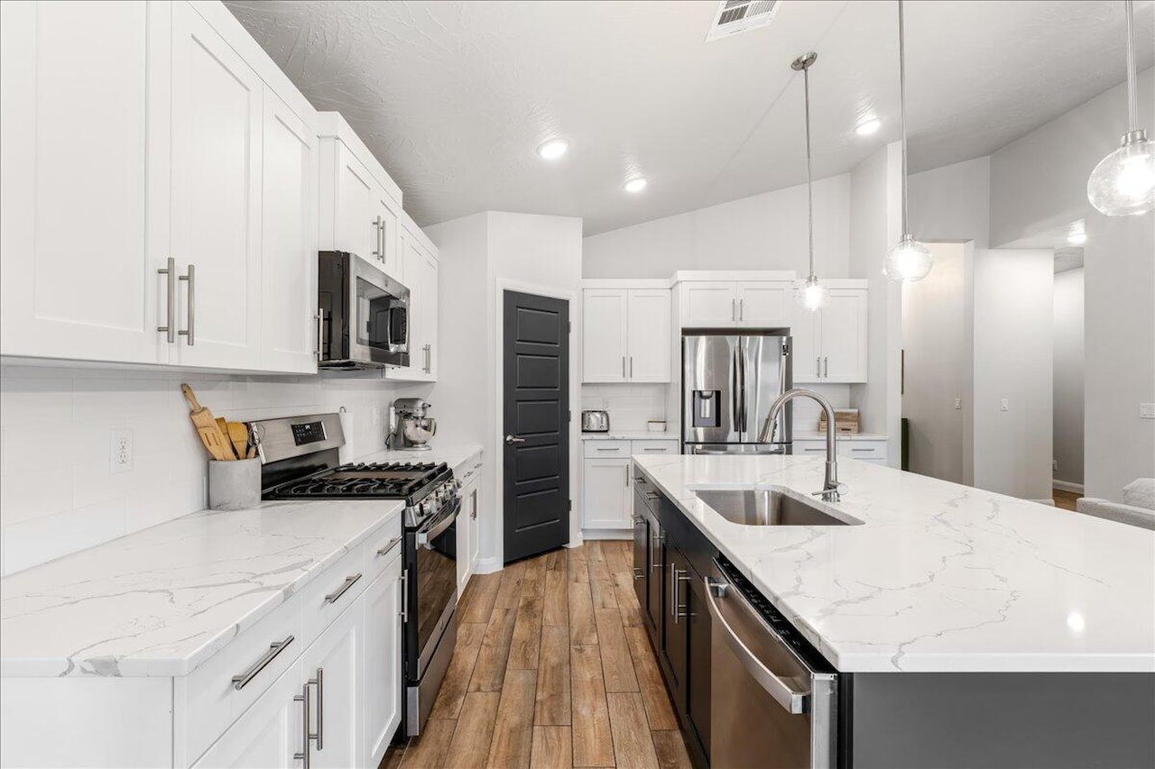 520 S Mirage DR Washington, UT 84780 home for sale, MLS#25-266881 - Erika Rogers Photo 11