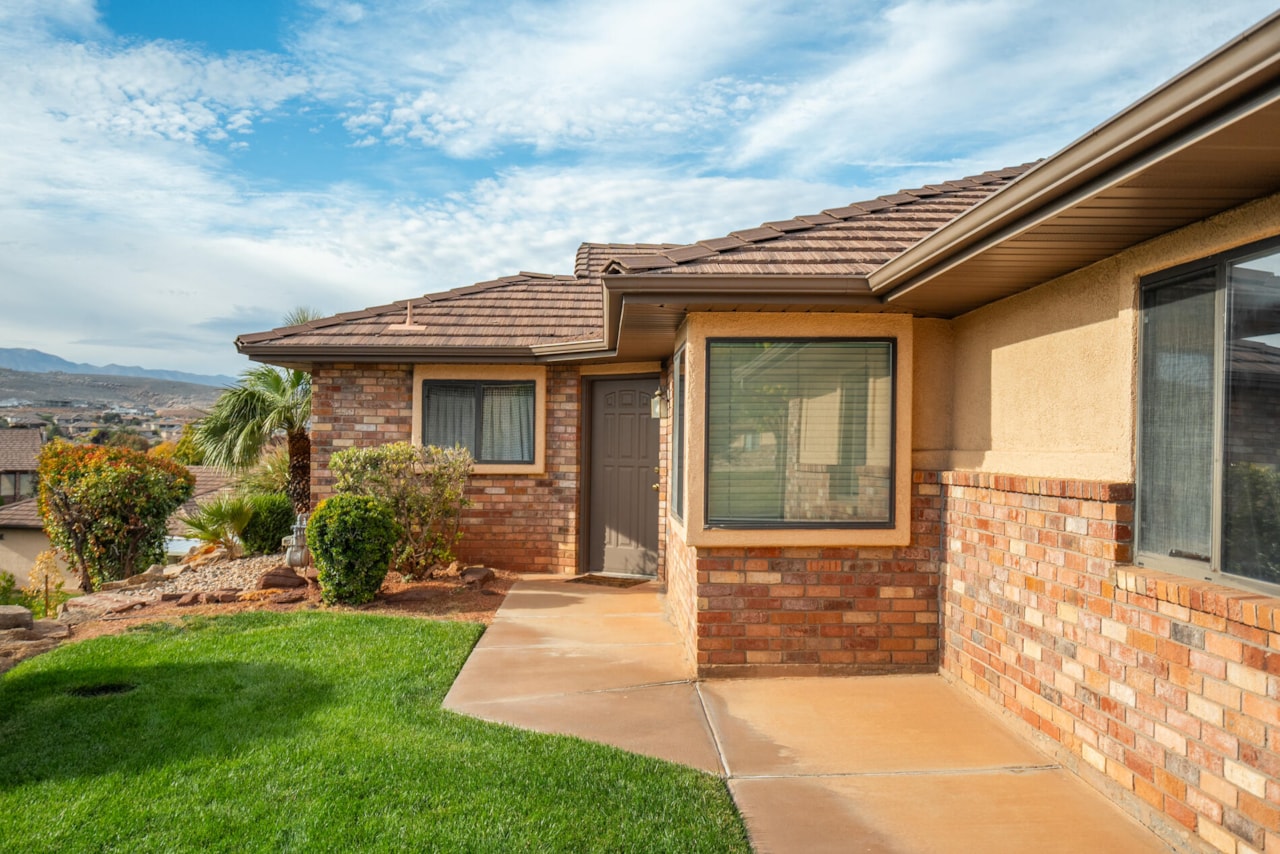 2360 S Hampton RD St George, UT 84770 home for sale, MLS#25-266879 - Erika Rogers Photo 6