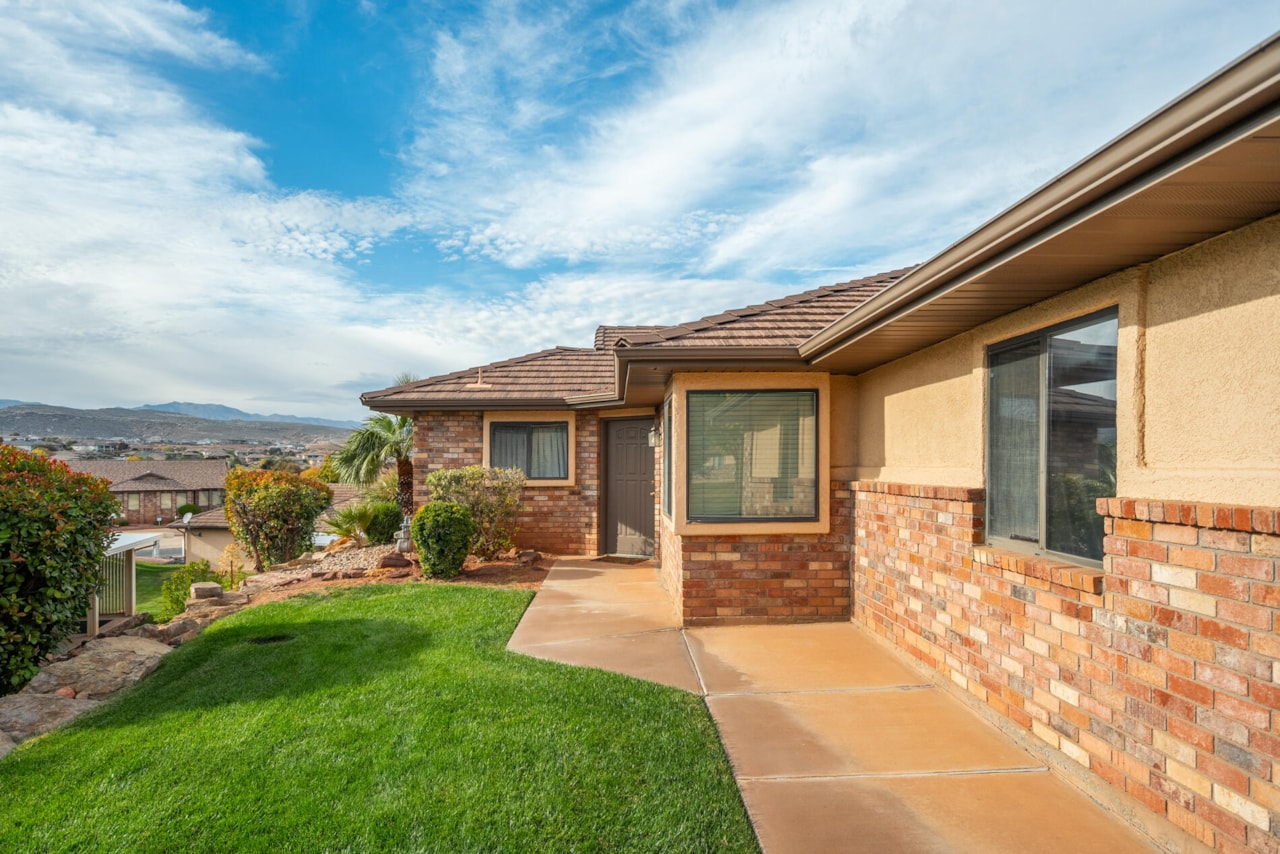 2360 S Hampton RD St George, UT 84770 home for sale, MLS#25-266879 - Erika Rogers Photo 7