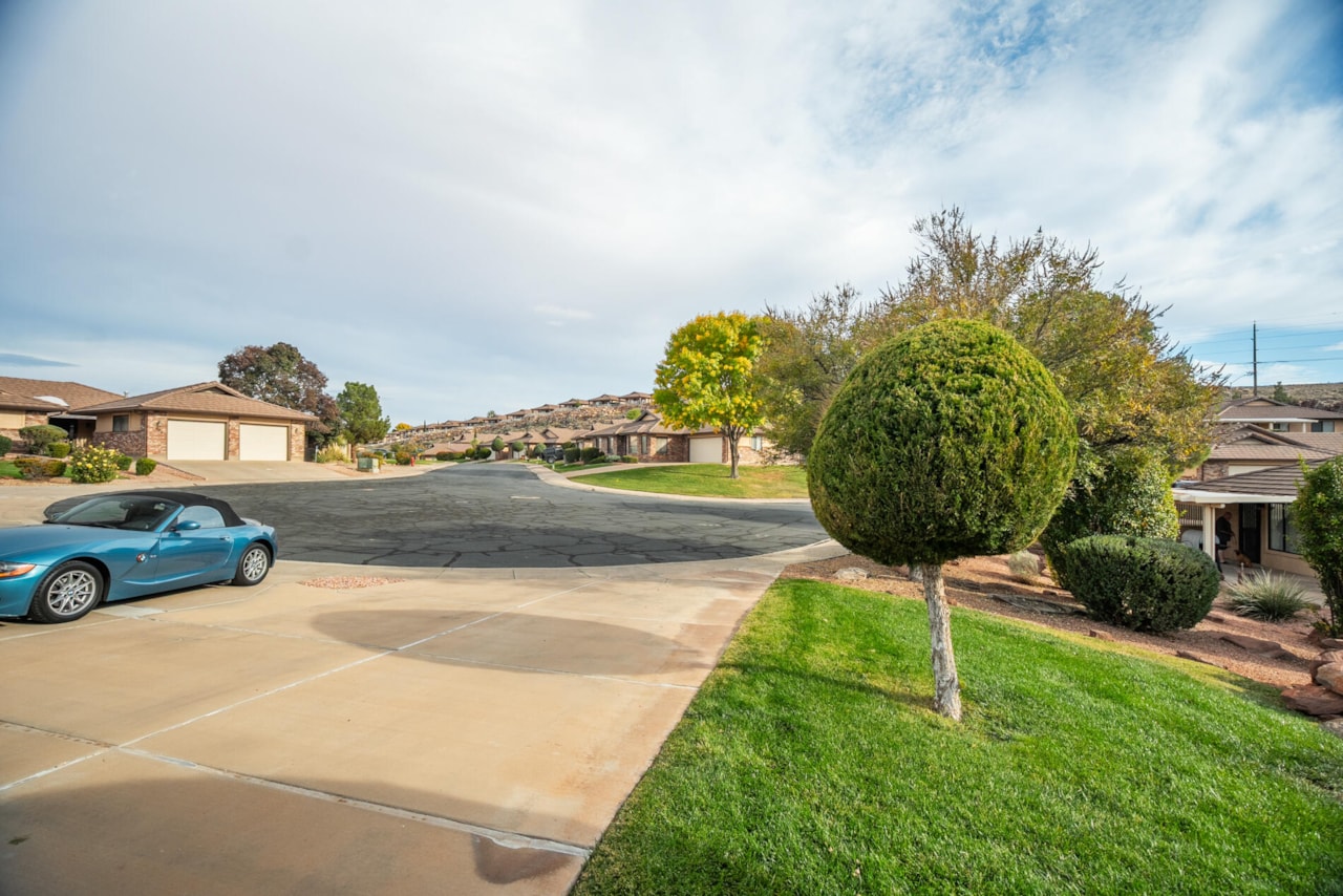 2360 S Hampton RD St George, UT 84770 home for sale, MLS#25-266879 - Erika Rogers Photo 8
