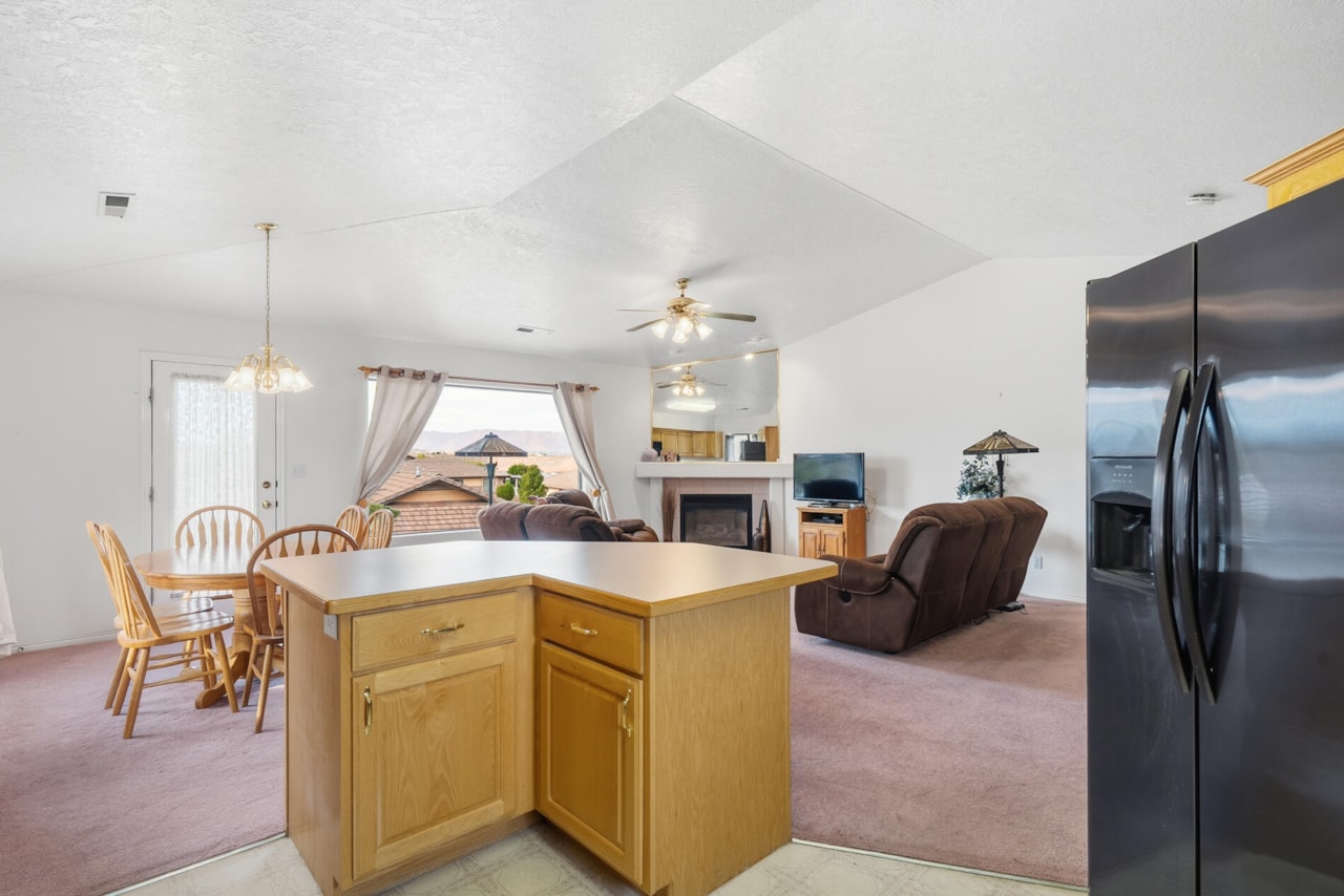 2360 S Hampton RD St George, UT 84770 home for sale, MLS#25-266879 - Erika Rogers Photo 9