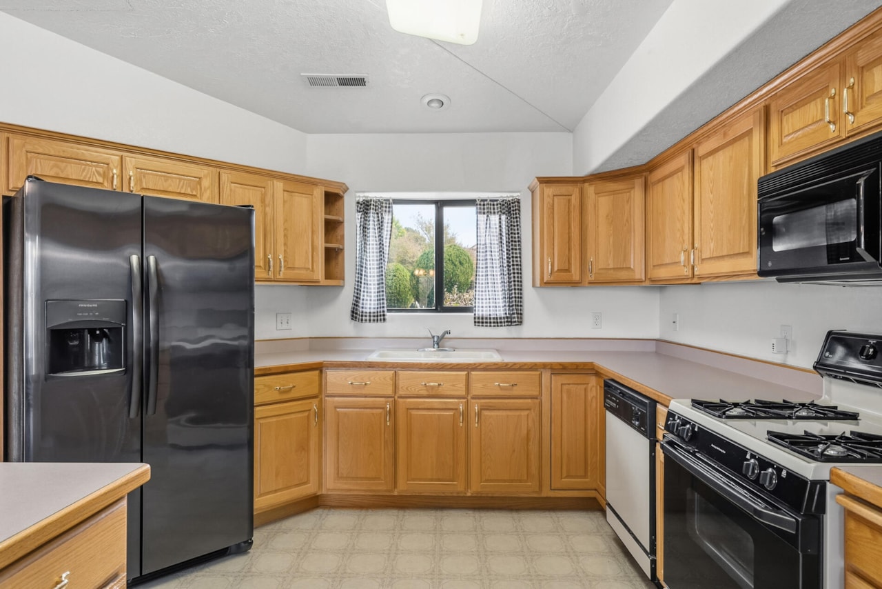 2360 S Hampton RD St George, UT 84770 home for sale, MLS#25-266879 - Erika Rogers Photo 10