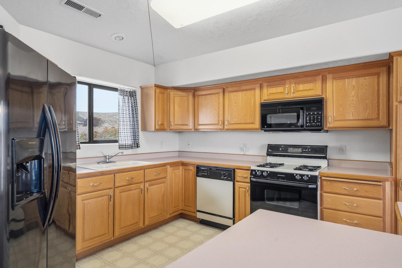 2360 S Hampton RD St George, UT 84770 home for sale, MLS#25-266879 - Erika Rogers Photo 12