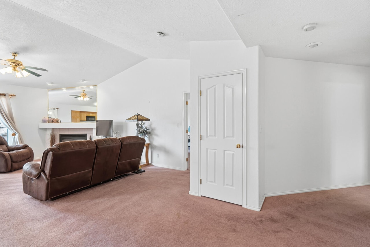 2360 S Hampton RD St George, UT 84770 home for sale, MLS#25-266879 - Erika Rogers Photo 13