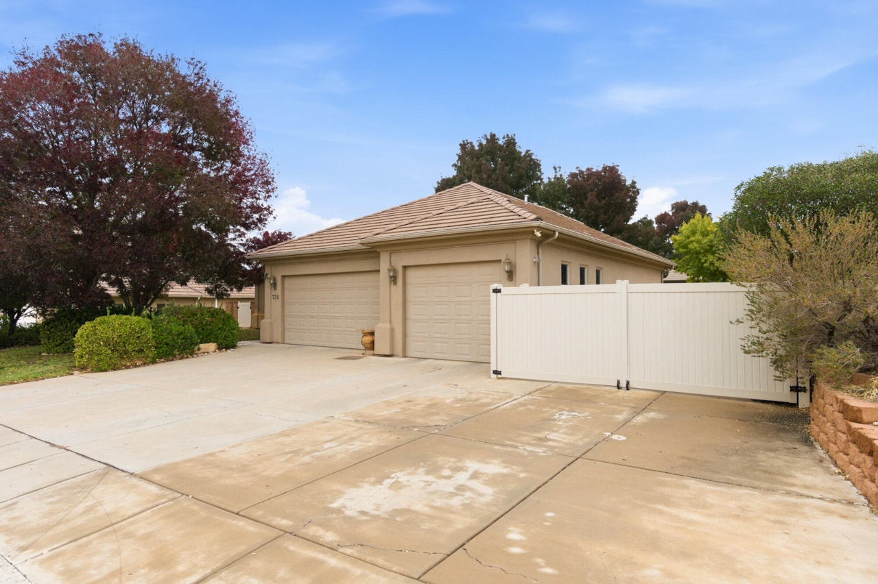 731 E Castle Stone DR Washington, UT 84780 home for sale, MLS#25-266897 - Erika Rogers Photo 2