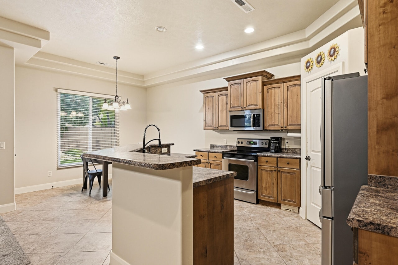 731 E Castle Stone DR Washington, UT 84780 home for sale, MLS#25-266897 - Erika Rogers Photo 10