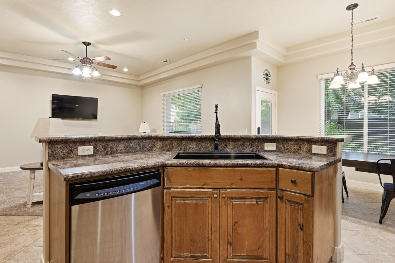 731 E Castle Stone DR Washington, UT 84780 home for sale, MLS#25-266897 - Erika Rogers Photo 13