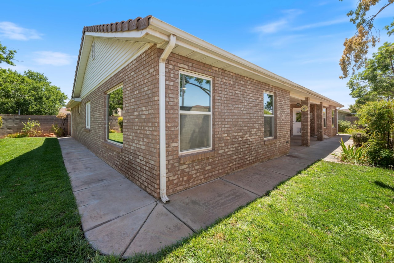 805 S River RD #21 St George, UT 84790 home for sale, MLS#25-266900 - Erika Rogers Photo 31