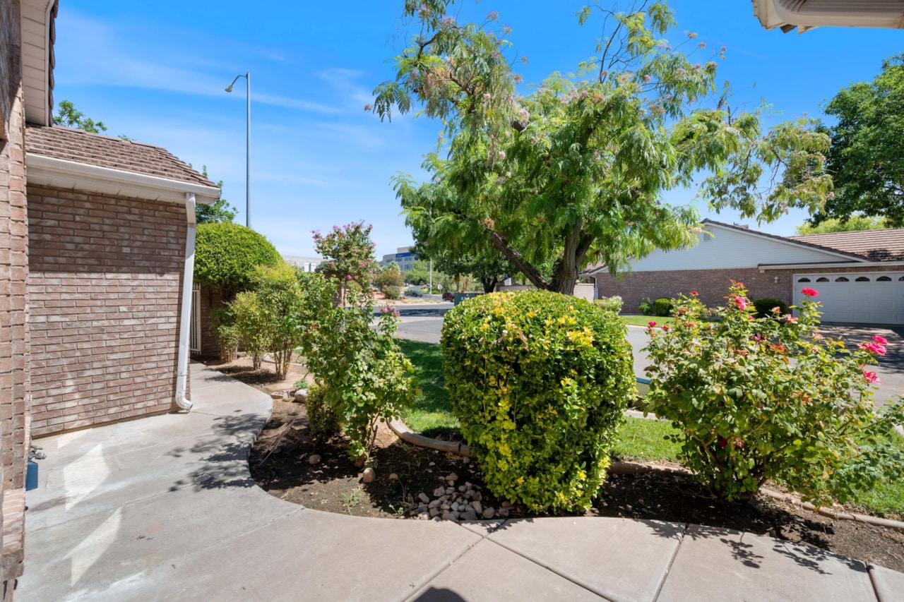 805 S River RD #21 St George, UT 84790 home for sale, MLS#25-266900 - Erika Rogers Photo 32