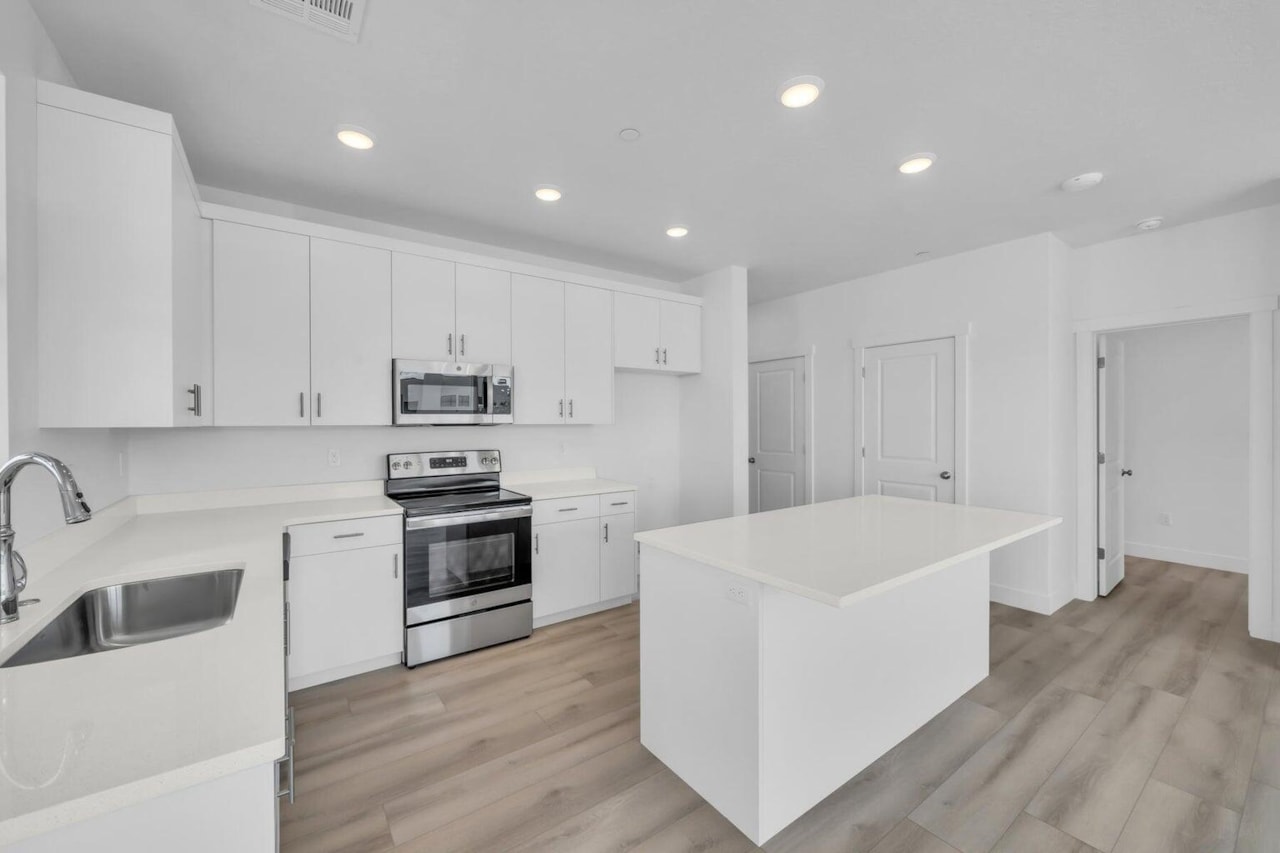 5599 S Carnelian Parkway #207 St George, UT 84790 condo for sale, MLS#25-266905 - Erika Rogers Photo 6