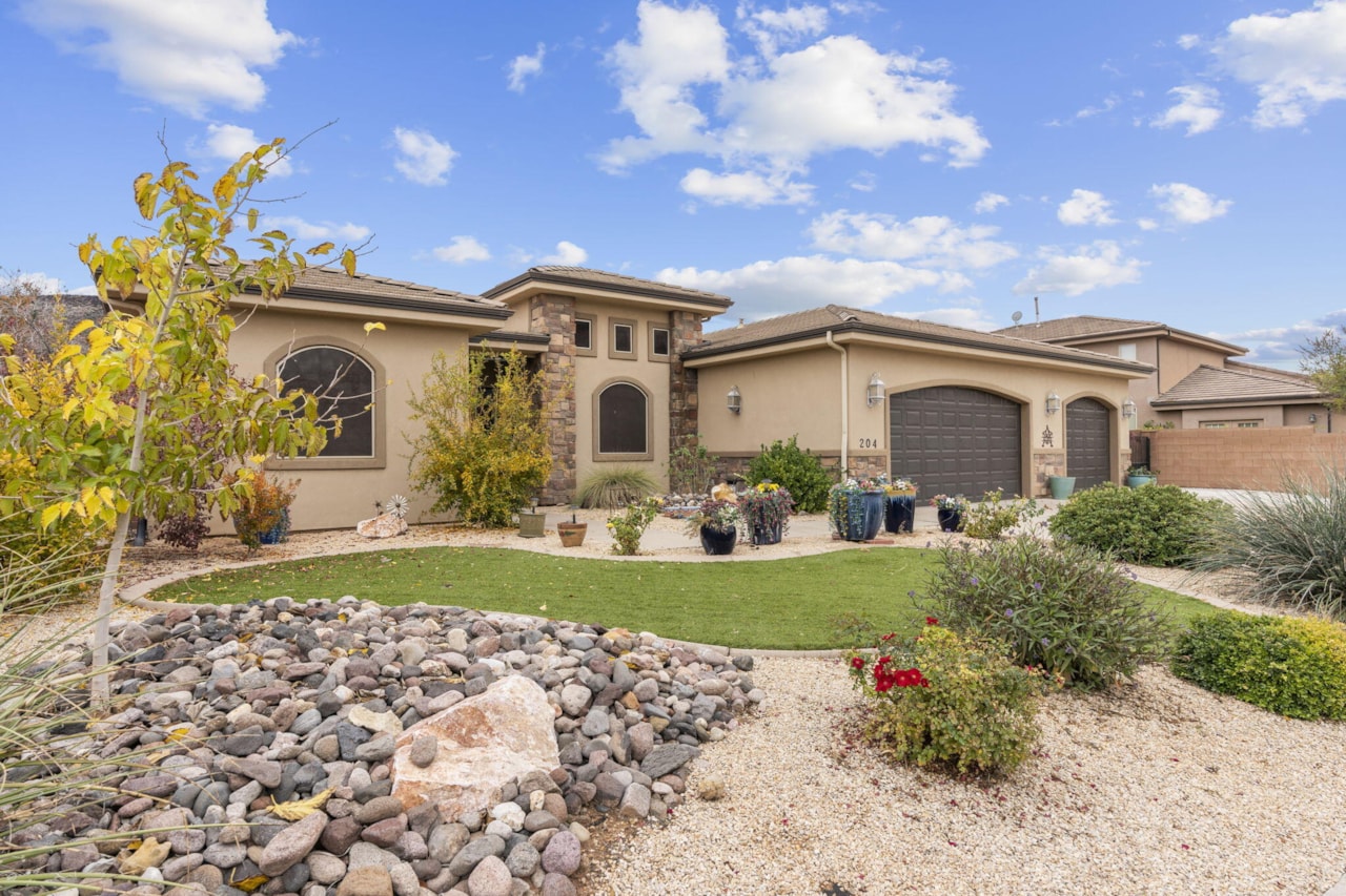 204 N 1280 ST W St George, UT 84770 home for sale, MLS#25-266901 - Erika Rogers Photo 2