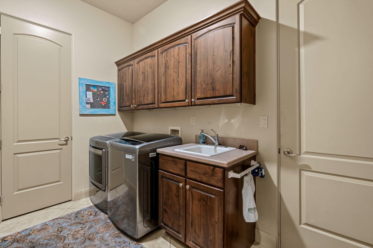 204 N 1280 ST W St George, UT 84770 home for sale, MLS#25-266901 - Erika Rogers Photo 18