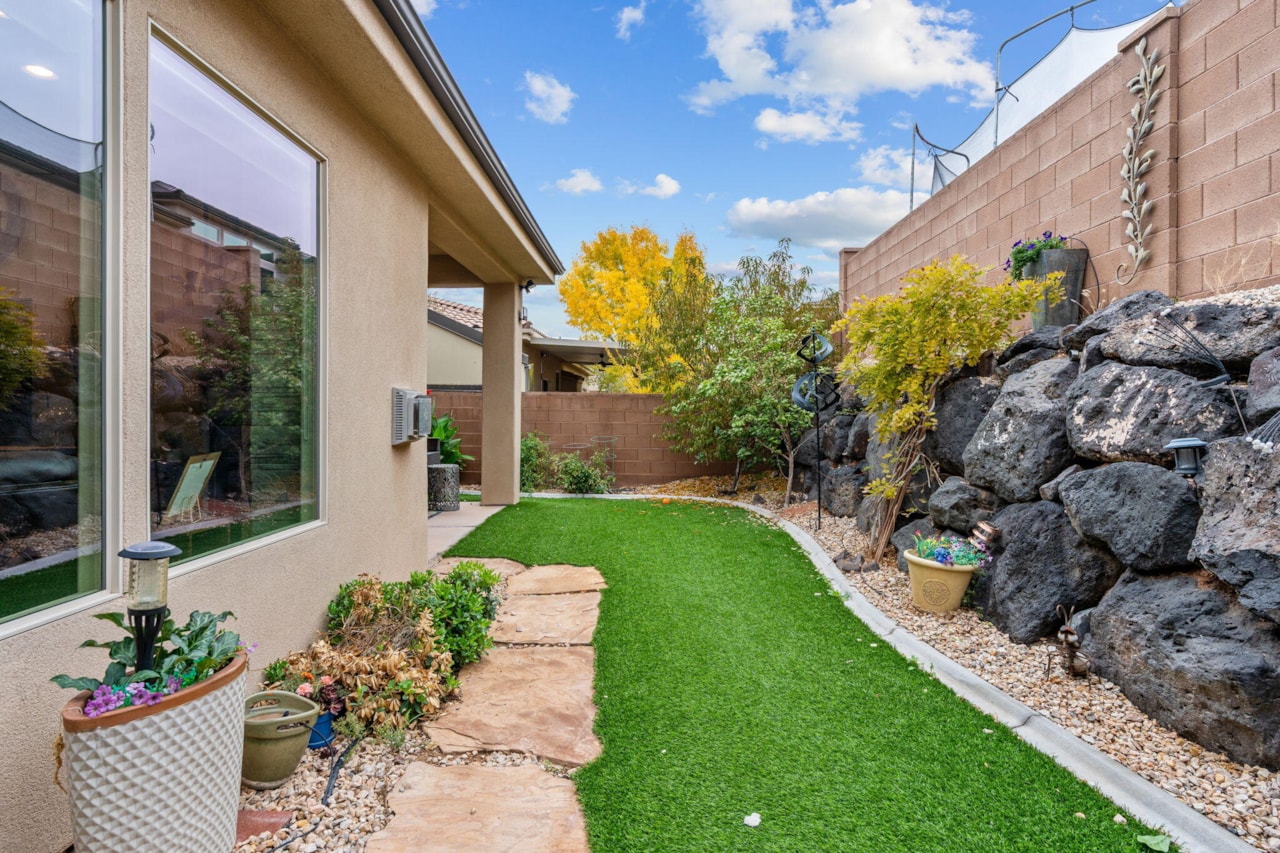 204 N 1280 ST W St George, UT 84770 home for sale, MLS#25-266901 - Erika Rogers Photo 28