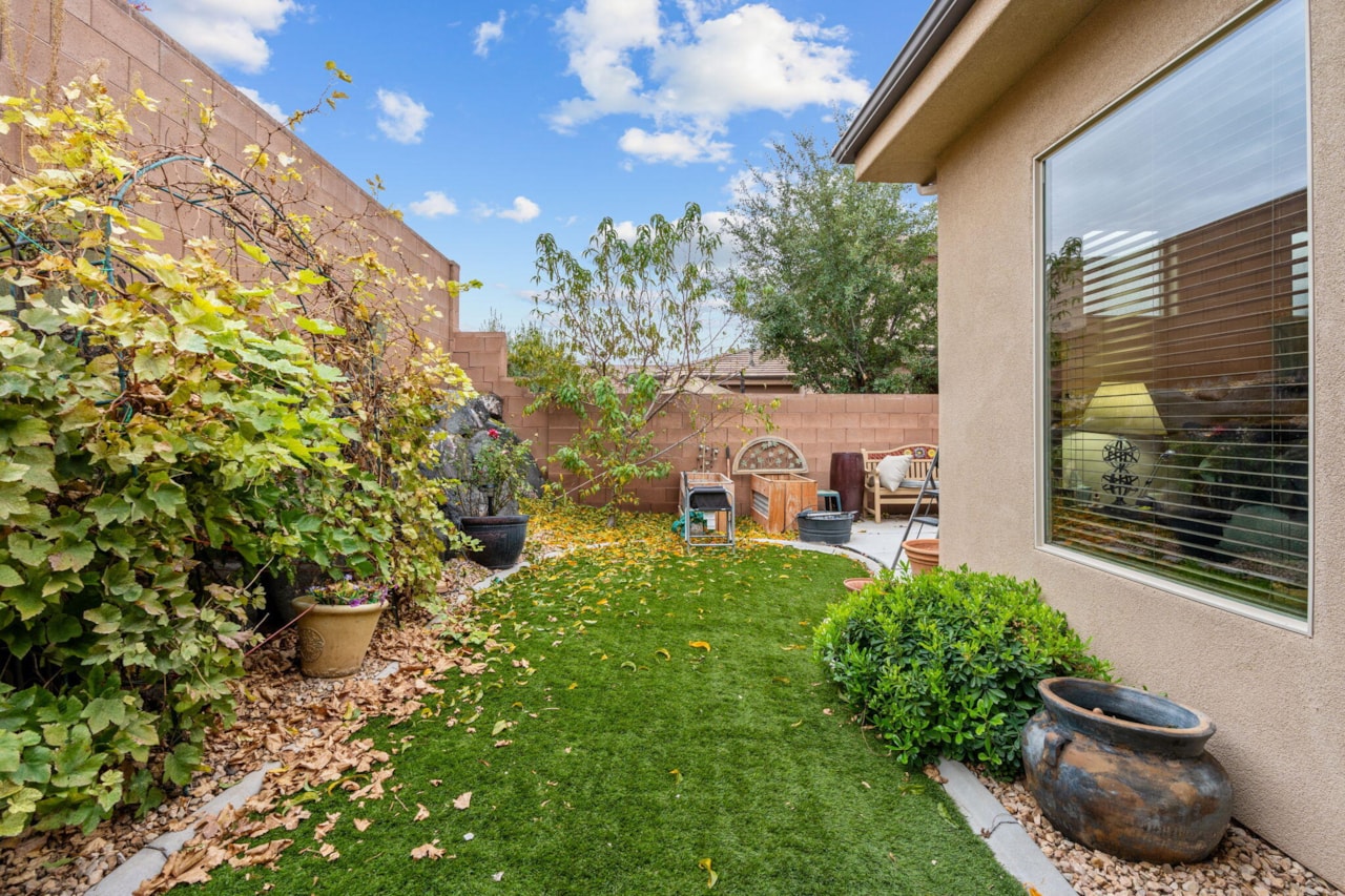 204 N 1280 ST W St George, UT 84770 home for sale, MLS#25-266901 - Erika Rogers Photo 30