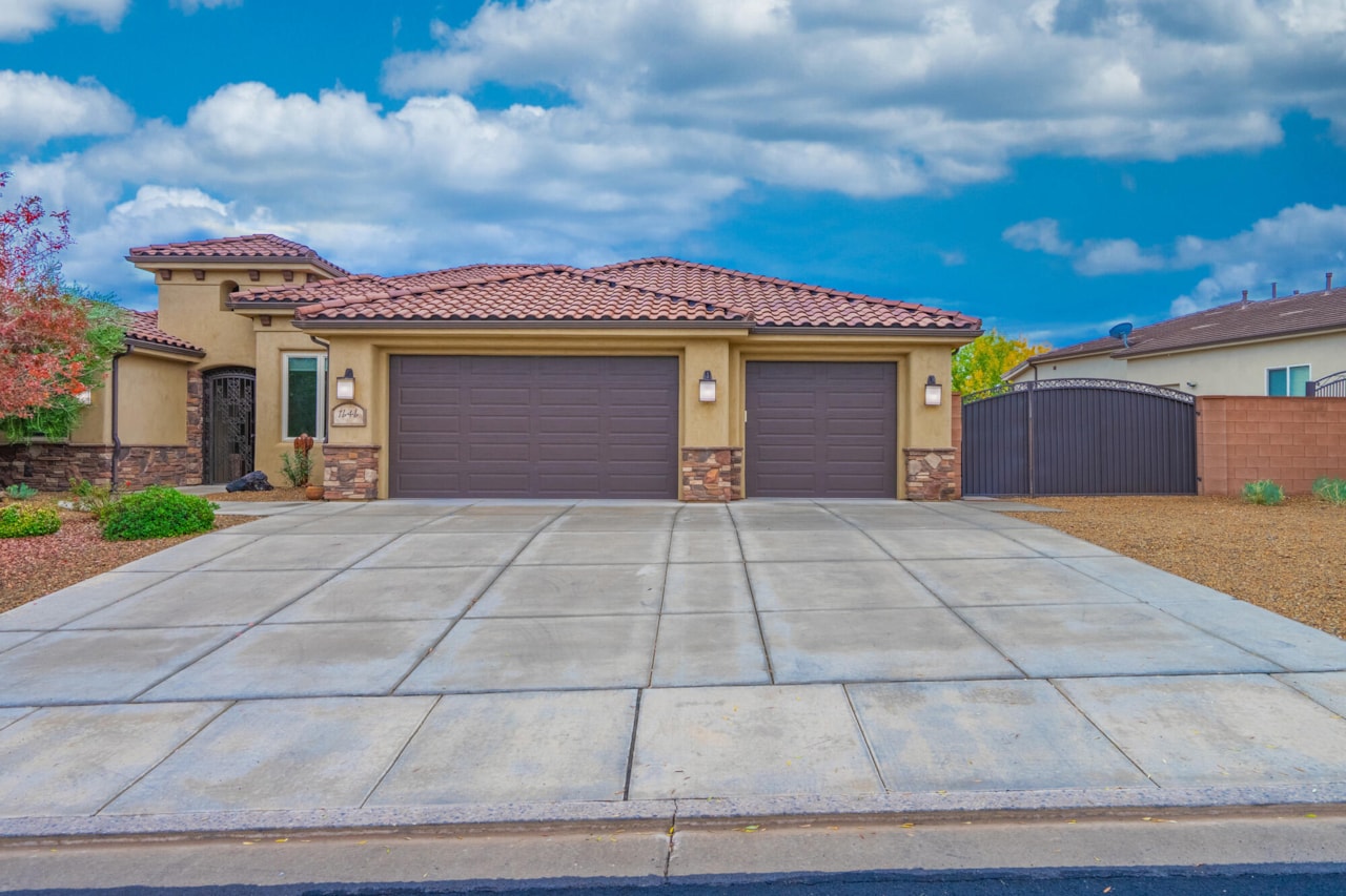 1646 E 90 CIR St George, UT 84790 home for sale, MLS#25-266908 - Erika Rogers