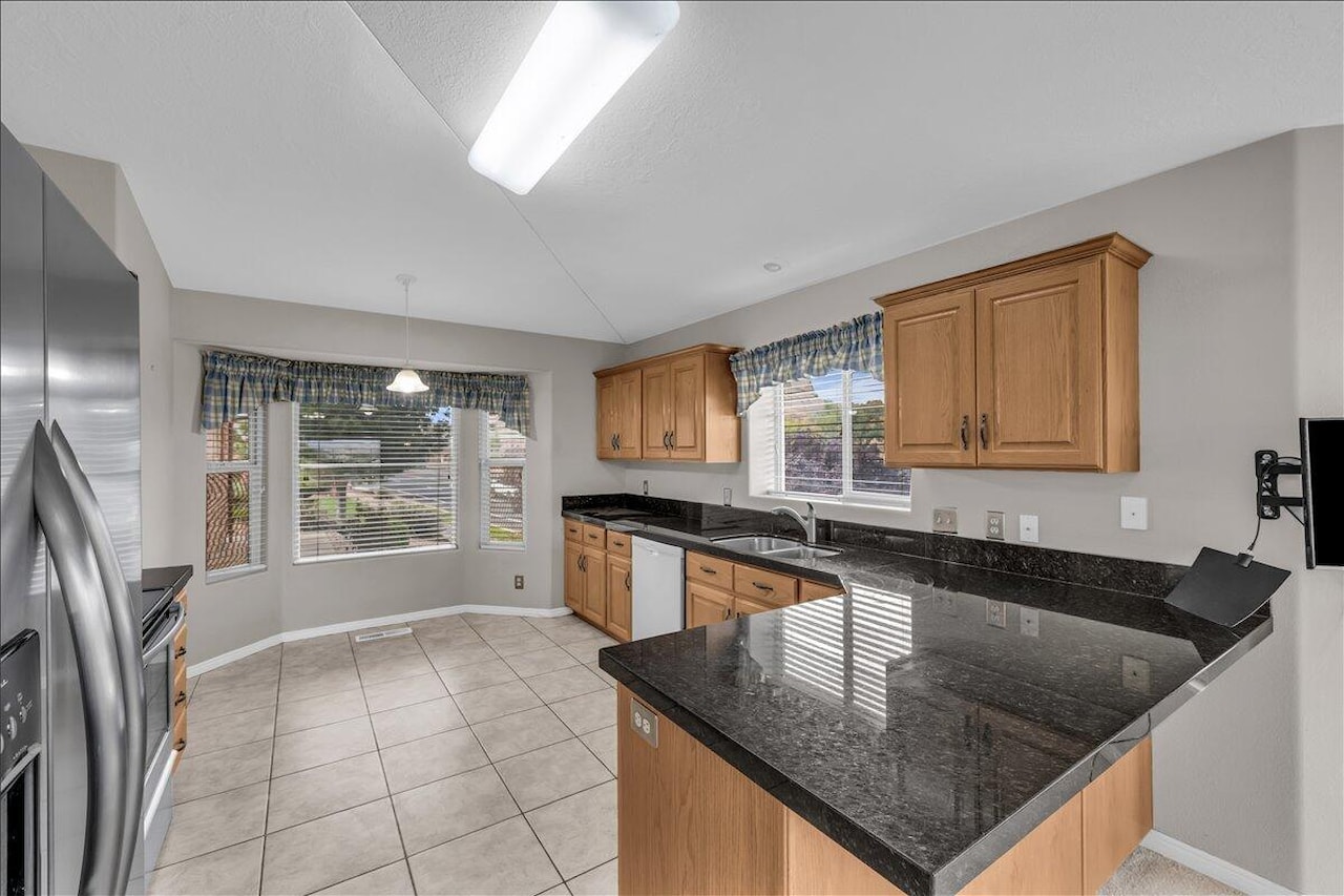 639 W Uxbridge CIR St George, UT 84770 home for sale, MLS#25-265999 - Erika Rogers Photo 4